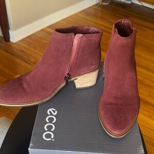 NEW Ecco Women's Suede Ankle Boots in Burgundy Size 7.5
